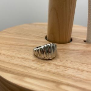 MEJURI Charlotte Bold Signet Ring